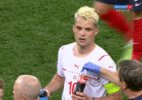 Deu sorte? Meia da Suíça bebe Coca-Cola antes de pênaltis contra França - Reprodução/Twitter