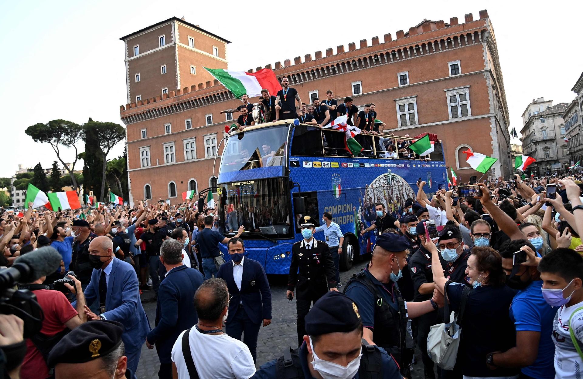 Players of Italy's national football team parade on a double decker bus on Piazza Venezia in Rome on July 12, 2021, a day after Italy won the UEFA EURO 2020 final football match between Italy and England. (Photo by ANDREAS SOLARO / AFP) - ANDREAS SOLARO/AFP