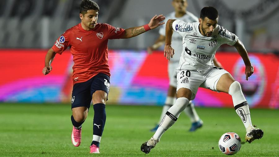 Camacho em ação durante a partida do Santos contra o Independiente, pela ida das oitavas da Sul-Americana 2021. - Staff Images/Conmebol