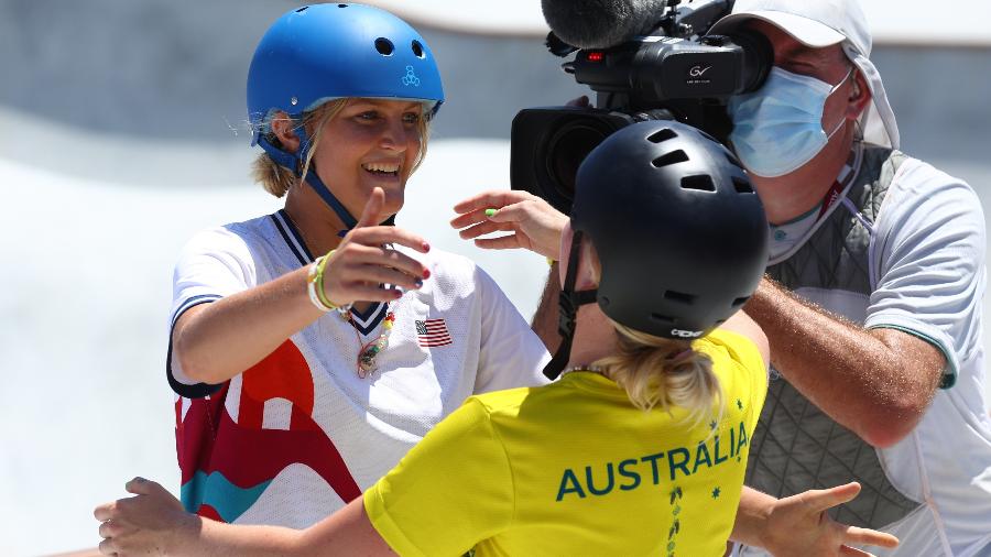 Americana Bryce Wettstein abraça australiana Poppy Starr Olsen durante eliminatórias do skate park nas Olimpíadas de Tóquio - Mike Blake/Reuters