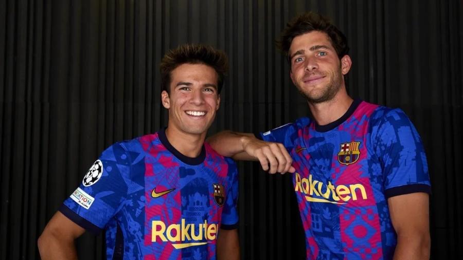Riqui Puig e Sergi Roberto com a nova camisa do Barcelona - Divulgação/Barcelona