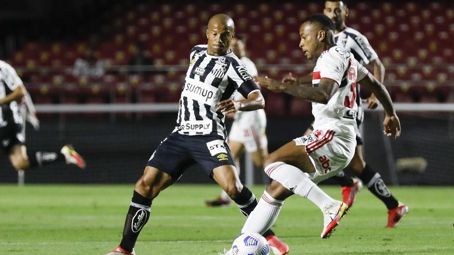 Carlos Sánchez e Welington disputam lance em São Paulo x Santos no Brasileirão - RICARDO MOREIRA/ZIMEL PRESS/ESTADÃO CONTEÚDO