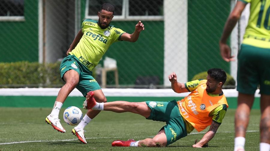 Os jogadores Jorge e Luan, do Palmeiras, durante treinamento, na Academia de Futebol - Cesar Greco
