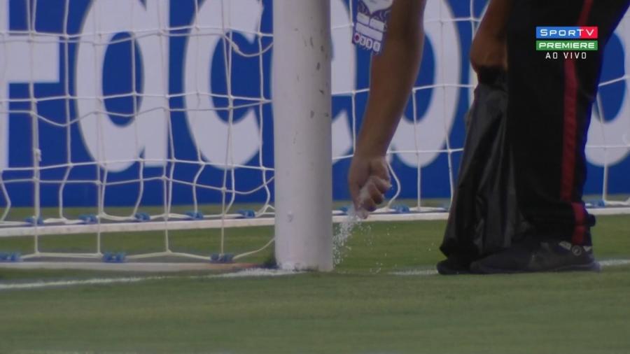 Funcionário do Atlético-GO joga sal em um dos gols do estádio - Reprodução