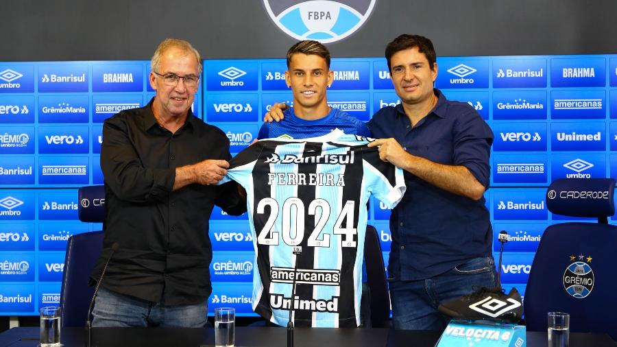 Ferreira (centro) renova seu contrato com o Grêmio até 2024 - Lucas Uebel/Grêmio