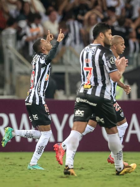 Ademir (esq) comemora o gol pelo Atlético-MG contra o América-MG pela Libertadores 2022, no Mineirão. 14/02/2022 - Daniel Teobaldo/Staff Images