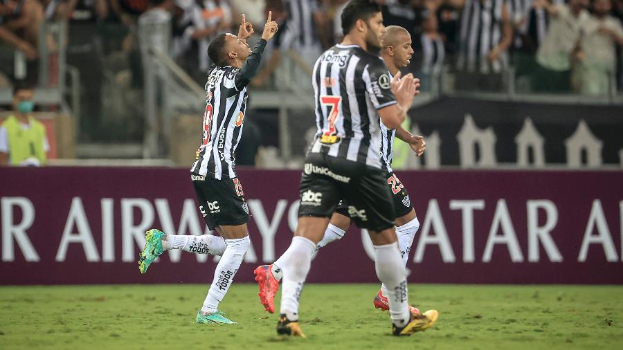 Ademir (esq) comemora o gol pelo Atlético-MG contra o América-MG pela Libertadores 2022 - Daniel Teobaldo/Staff Images