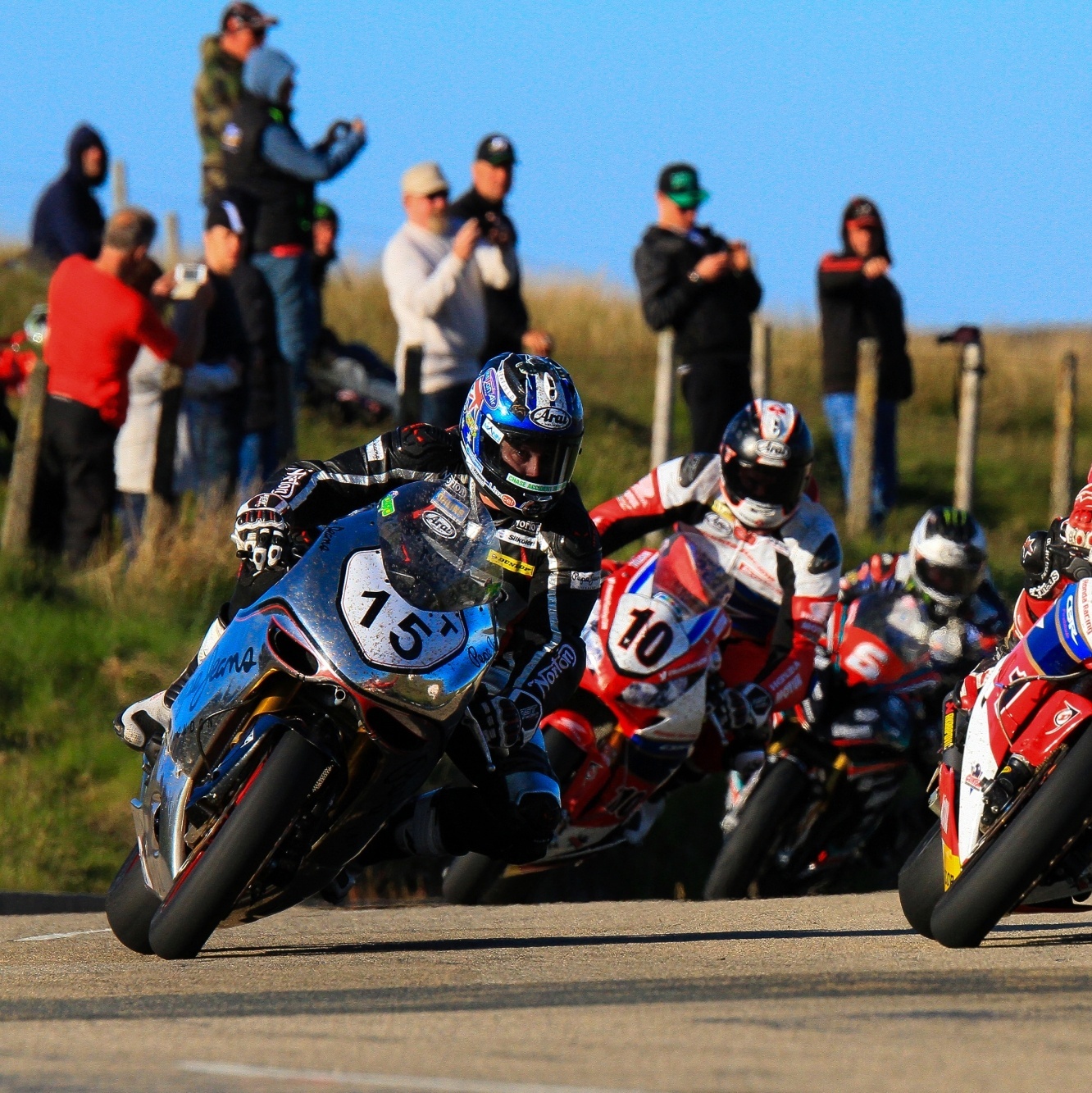 Uma compilação impressionante da corrida de motos mais perigosa do