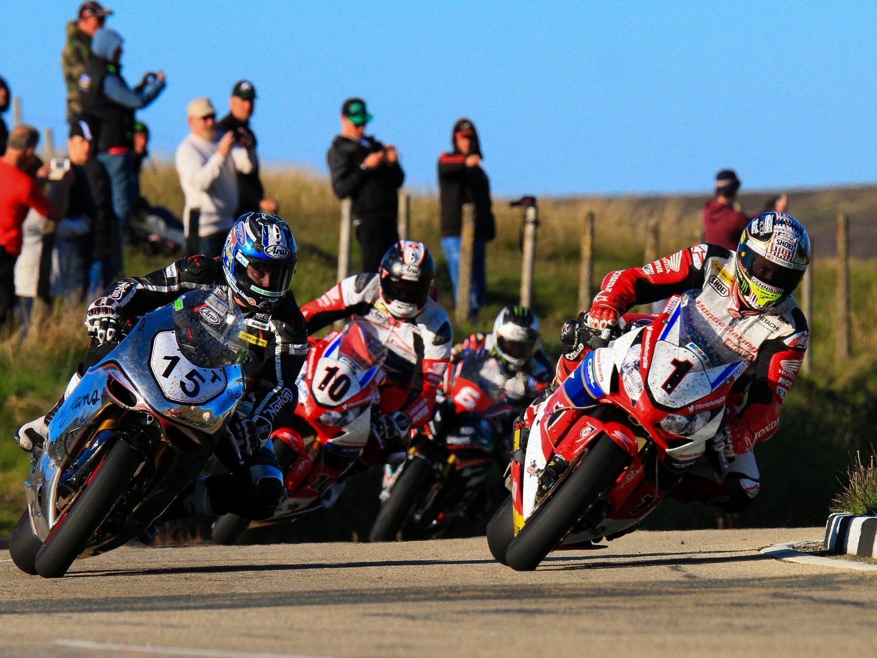 Britânico morre durante tradicional corrida de motos na Ilha de