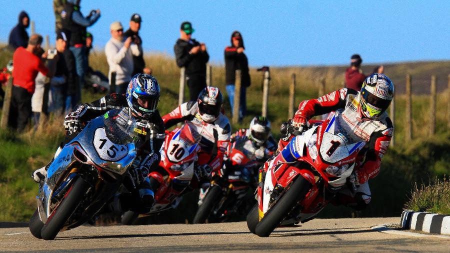 A CORRIDA de MOTO MAIS PERIGOSA DO MUNDO ! Realizada na Ilha de