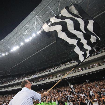 John Textor, investidor do Botafogo, celebra vitória sobre o Fortaleza junto à torcida - Vitor Silva / Botafogo