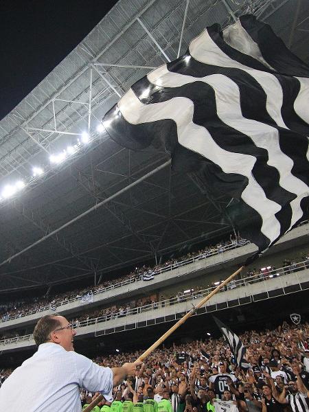 John Textor, investidor do Botafogo, celebra vitória sobre o Fortaleza junto à torcida - Vitor Silva / Botafogo