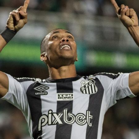 Madson celebrates a goal scored for Santos in the match against Coritiba, valid for the Brazilian Championship - Robson Mafra/AGIF - Robson Mafra/AGIF