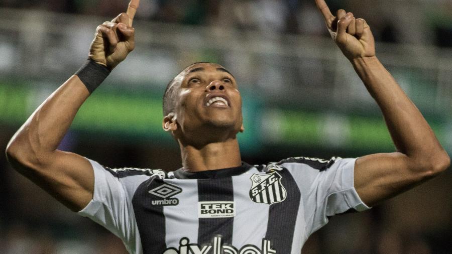 Madson comemora gol marcado para o Santos na partida contra o Coritiba, válida pelo Campeonato Brasileiro - Robson Mafra/AGIF