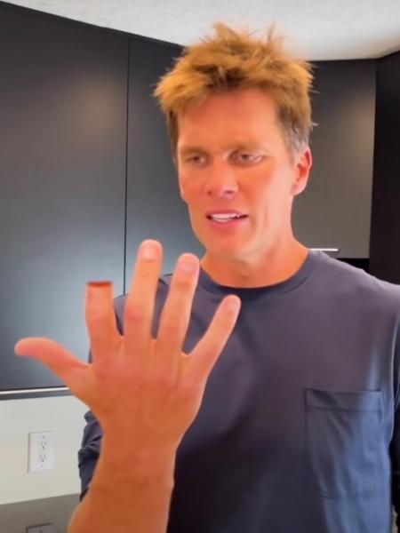 Tom Brady finge ter cortado o próprio dedo - Reprodução/Instagram