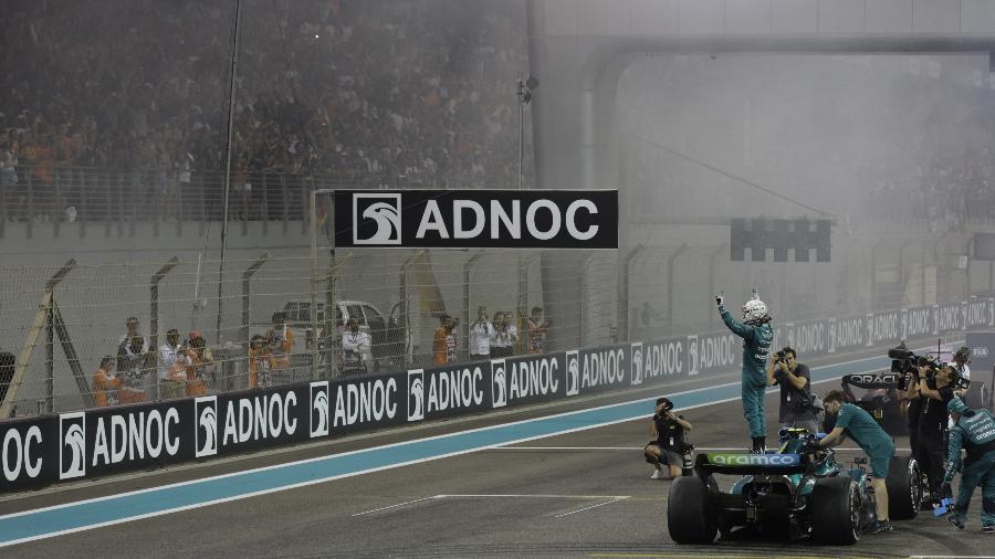 Sebastian Vettel em sua Aston Martin celebra com a torcida do GP de Abu Dhabi, o último de sua carreira na Fórmula 1 - LEONHARD FOEGER/REUTERS