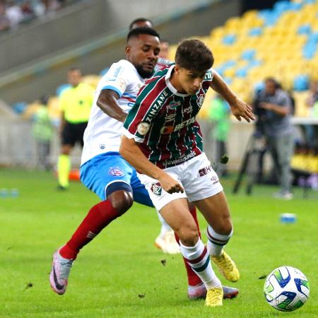 Gabriel Pirani disputa a bola em jogo entre Fluminense e Bahia pelo Brasileirão