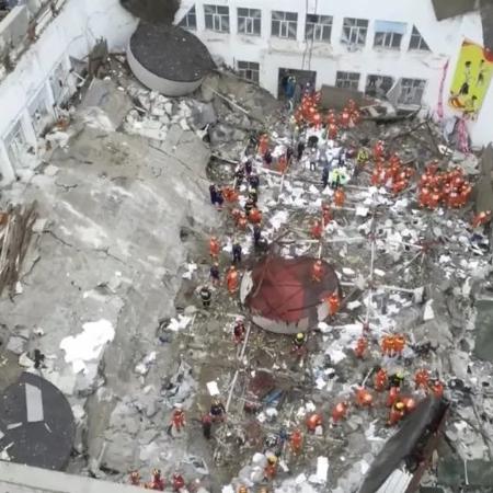 Destroços de teto que desabou em ginásio na China