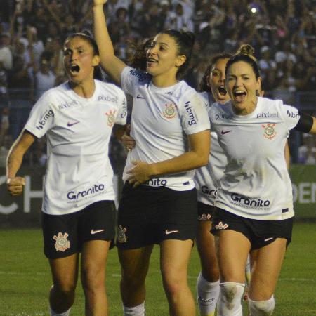 Duda comemora gol em Corinthians x Santos, jogo do Brasileirão Feminino