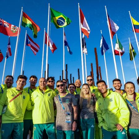 Atletas brasileiros na recepção na Vila do Pan de Santiago