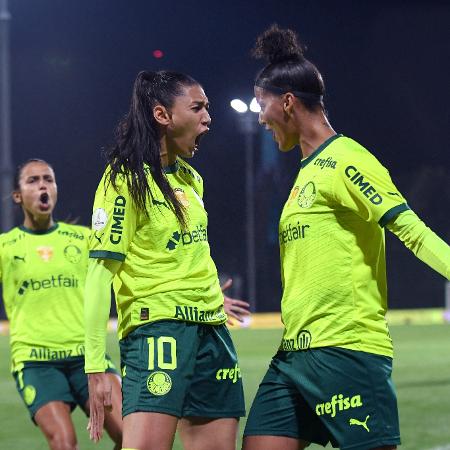 Bia Zaneratto e Amanda Gutierres comemora gol do Palmeiras sobre o Atlético Nacional, pela semi da Libertadores Feminina