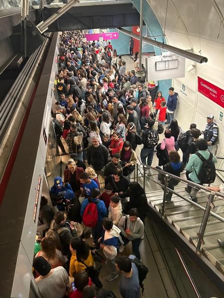 Espectadores e atletas utilizaram o metrô de Santiago para ir à cerimônia de abertura dos Jogos Pan-Americanos