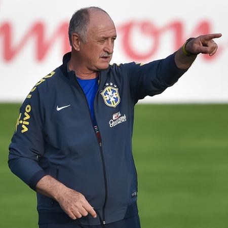 Felipão comandando a seleção brasileira em treino na Copa do Mundo de 2014