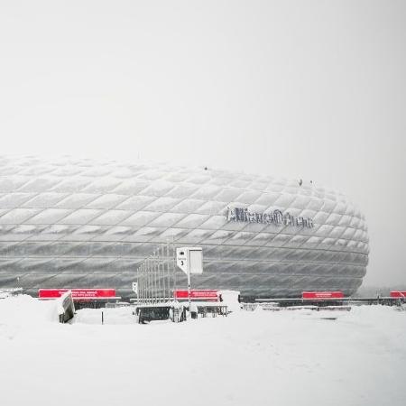 Allianz Arena, estádio do Bayern de Munique, coberto de neve antes de jogo da Bundesliga