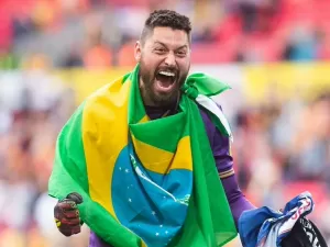 Brasileiros pelo Mundo: goleiro é herói, Vini Jr marca e Antony desencanta