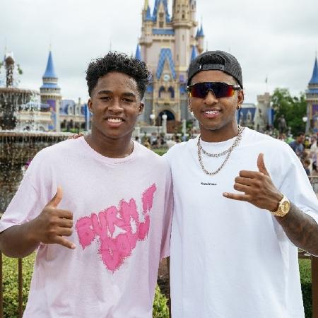 Atacante esteve no local ao lado de Rodrygo, agora parceiro de Real Madrid