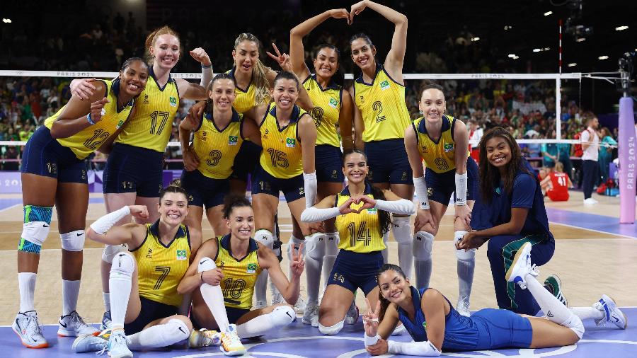 Jogadoras da seleção feminina de vôlei celebram a vitória sobre a Polônia pelas Olimpíadas de Paris