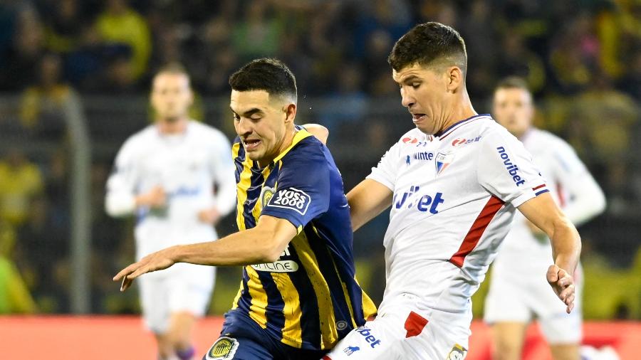 Cardona, do Fortaleza, em ação durante jogo contra o Rosario Central pela Sul-Americana