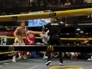 Russo 'apaga' rival com chute na cabeça em luta de boxe e é eliminado; veja