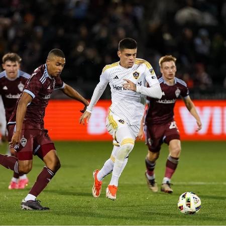 Gabriel Pec comemora em vitória do LA Galaxy: brasileiro brilha na MLS