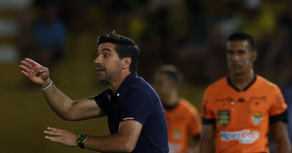 Abel Ferreira orienta o time do Palmeiras em jogo contra o Mirassol, pelo Paulistão