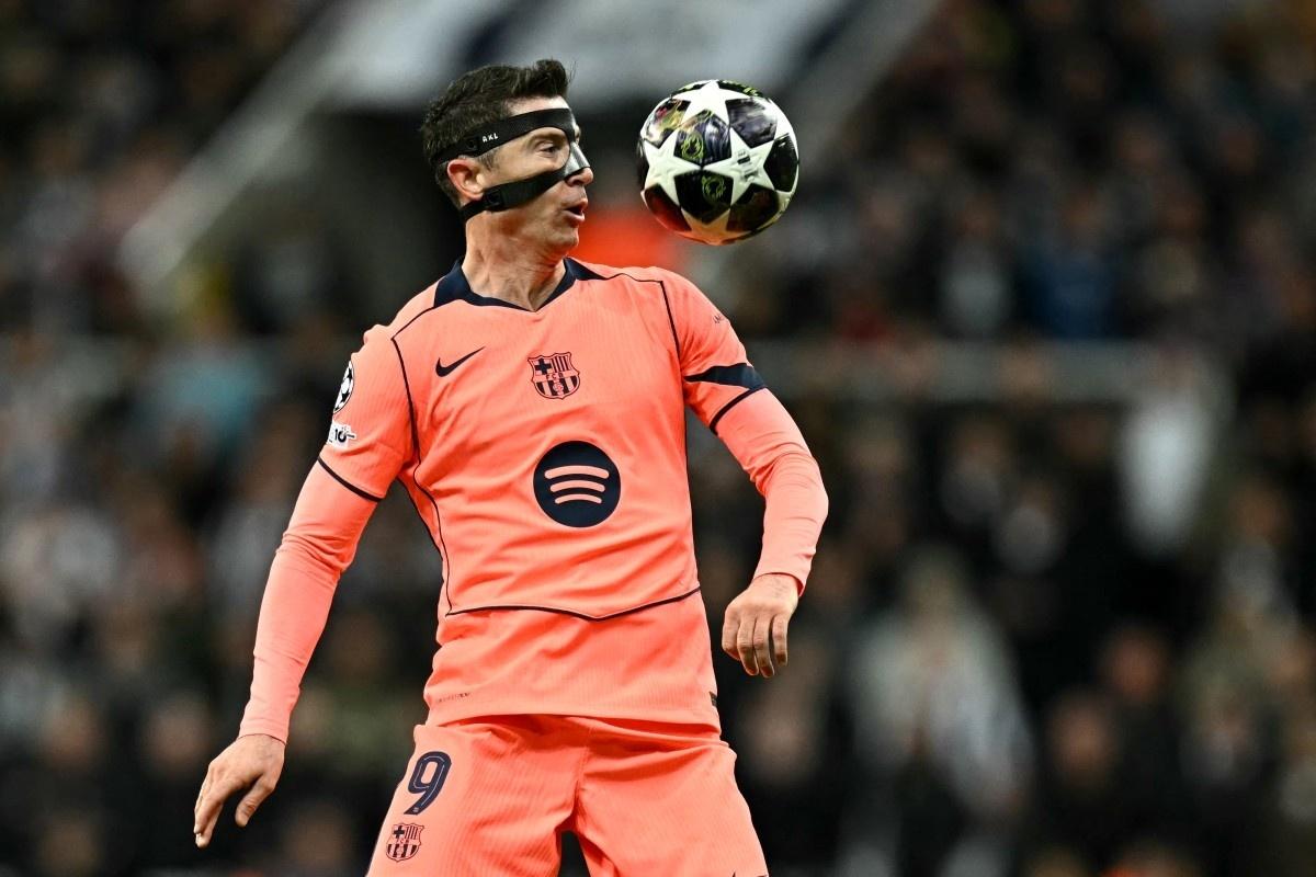 Lewandowski, do Barcelona, em ação contra o Newcastle, pelas oitavas de final da Liga dos Campeões - undefined