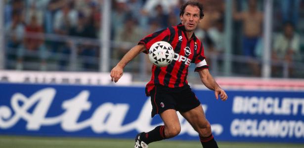 Un monumento simbólico en un estadio de fútbol, representando a un defensa legendario.
