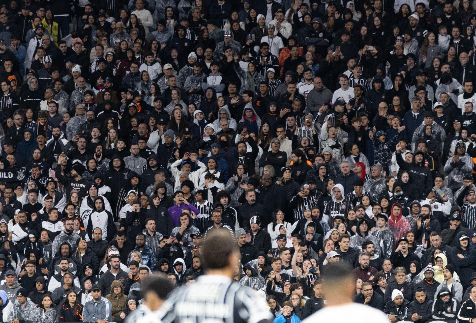 Torcida do Corinthians protestou contra o elenco após derrota para a Chapecoense - undefined