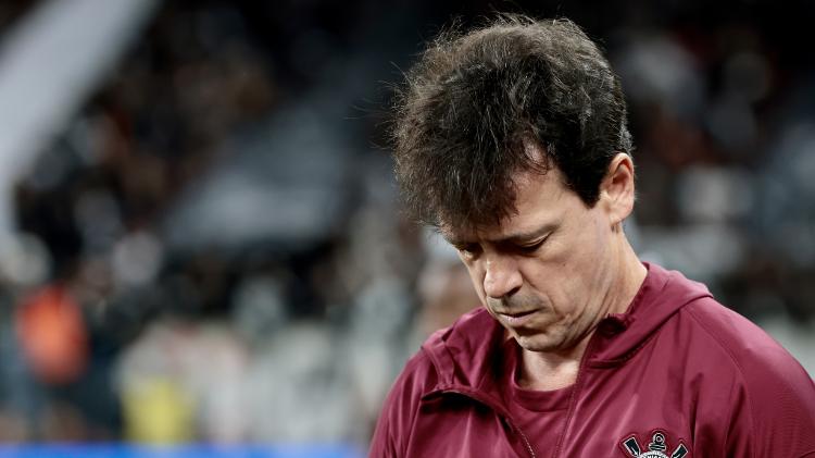 Imagem ilustrativa sobre Corinthians eliminado da Libertadores; Diniz denuncia culpa coletiva e fala de pênalti perdido de Memphis