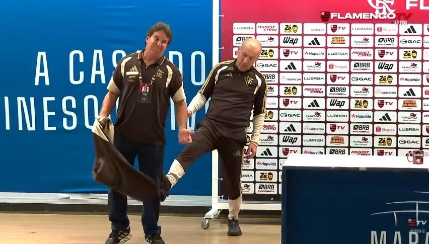 Técnico Leonardo Jardim, do Flamengo, encenou lance de Pulgar com assessor Rodrigo Paiva - undefined