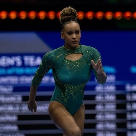 Rebeca Andrade durante final por equipes do Mundial de Ginástica Artística