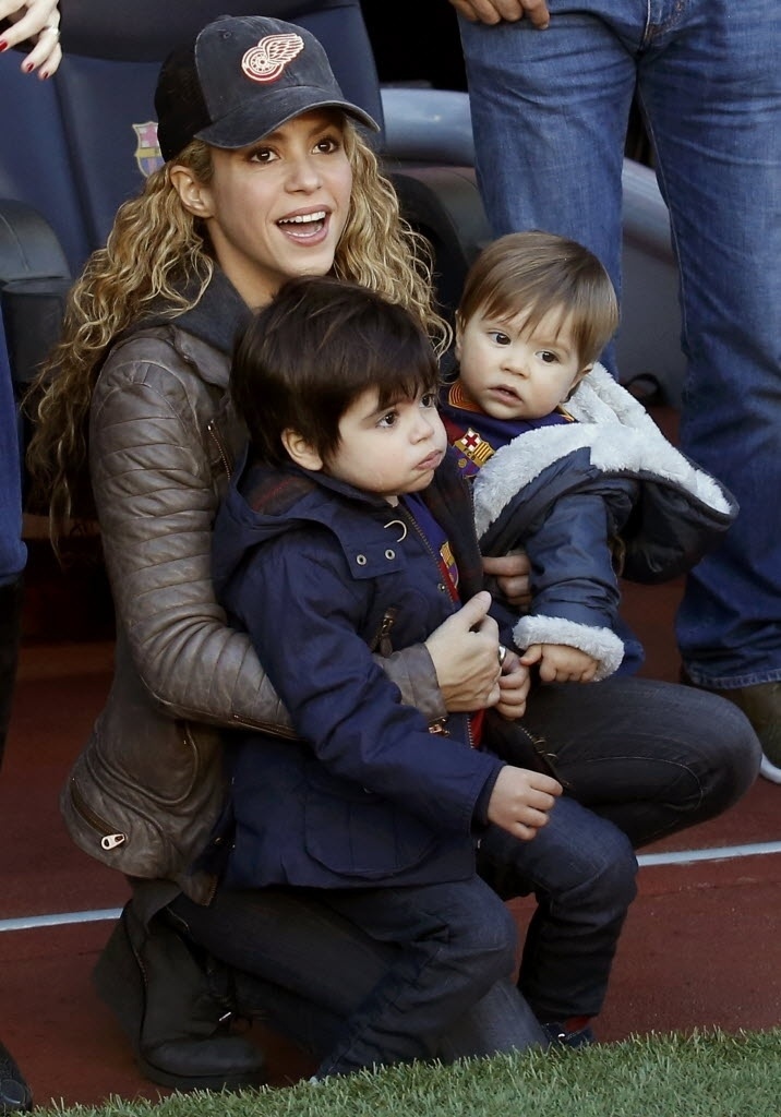 Cantora colombiana Shakira levou os filhos ao Nou Camp para acompanhar o marido Piqué em campo