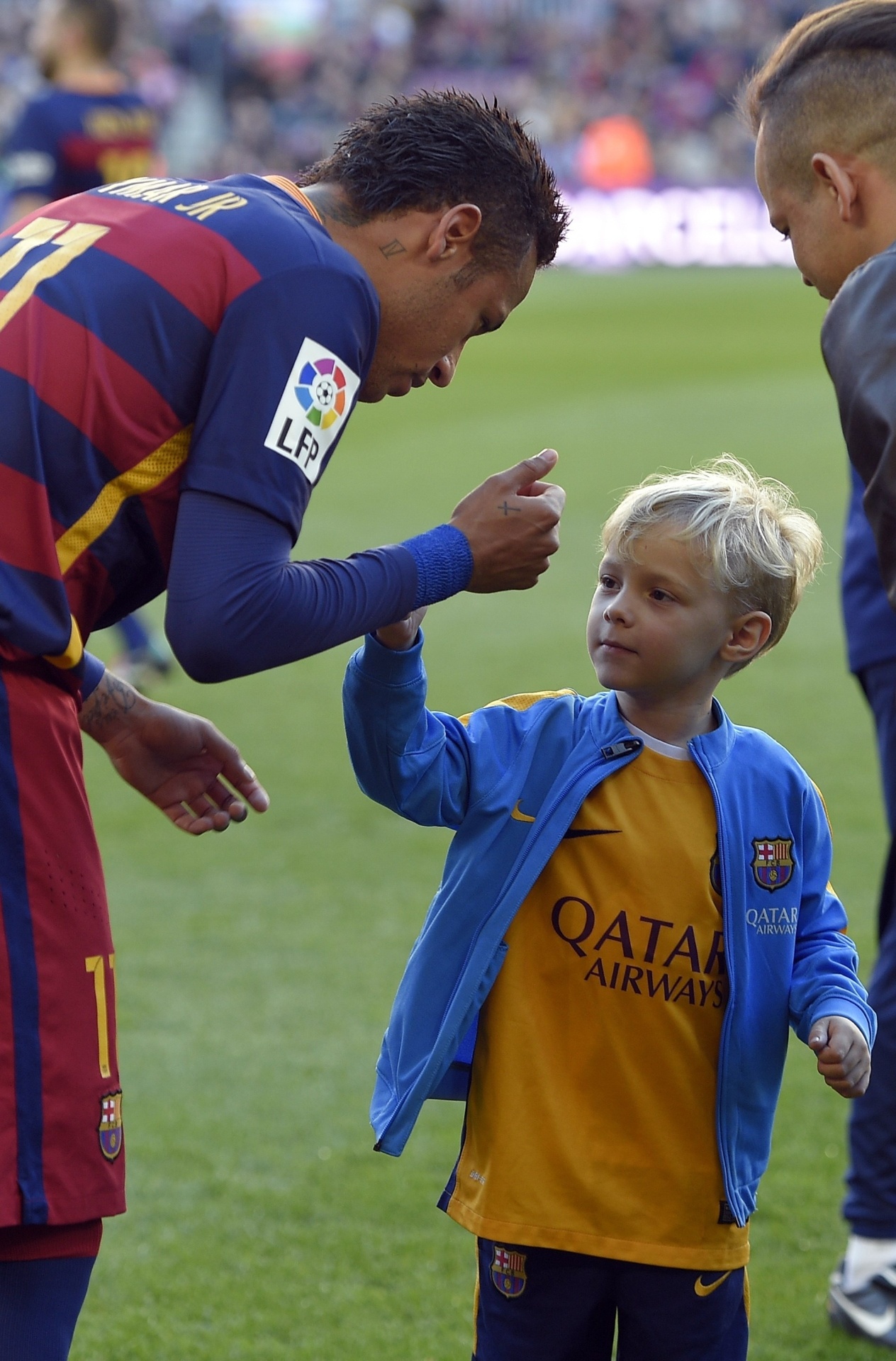 09.jan.2016 - Momento fofo antes do jogo entre Barcelona e Granada: Neymar brinca com seu filho Davi Lucca - LLUIS GENE/AFP
