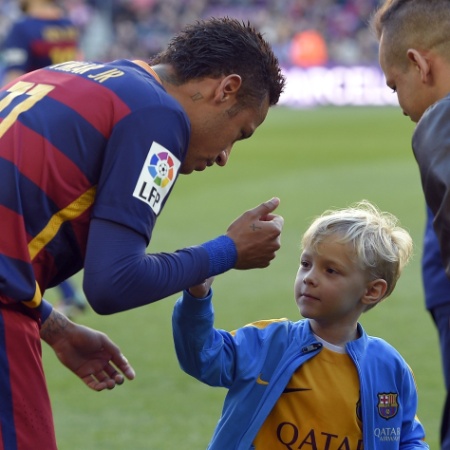 09.jan.2016 - Momento fofo antes do jogo entre Barcelona e Granada: Neymar brinca com seu filho Davi Lucca - LLUIS GENE/AFP