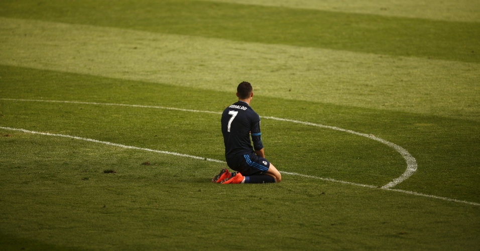 Cristiano Ronaldo lamenta pênalti perdido diante do Málaga. Kameni defendeu