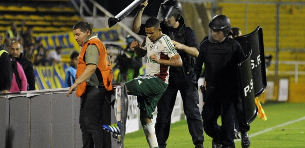 Gabriel Jesus foi expulso no segundo tempo da partida de Rosário -  AFP PHOTO / STRINGER