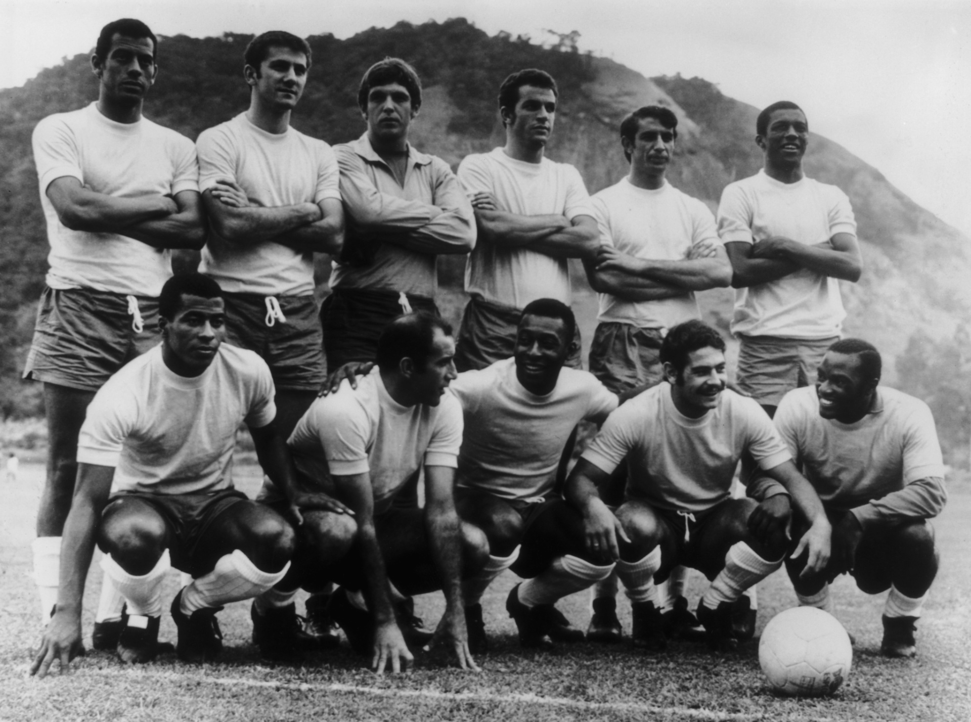 Foto posada da seleção brasileira de 1970, considerada uma das maiores de todos os tempos. Carlos Alberto Torres, o último em pé à direita, era o capitão e um dos líderes do time - Keystone/Hulton Archive/Getty Images