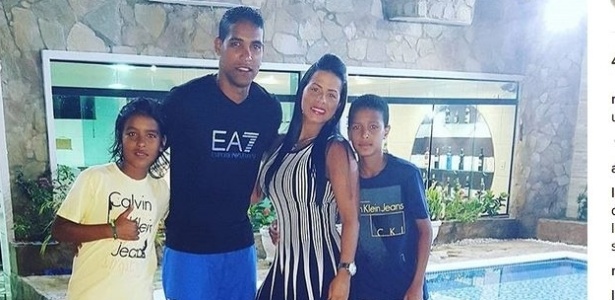 Rosângela Loureiro posa com o marido Cléber Santana e os filhos