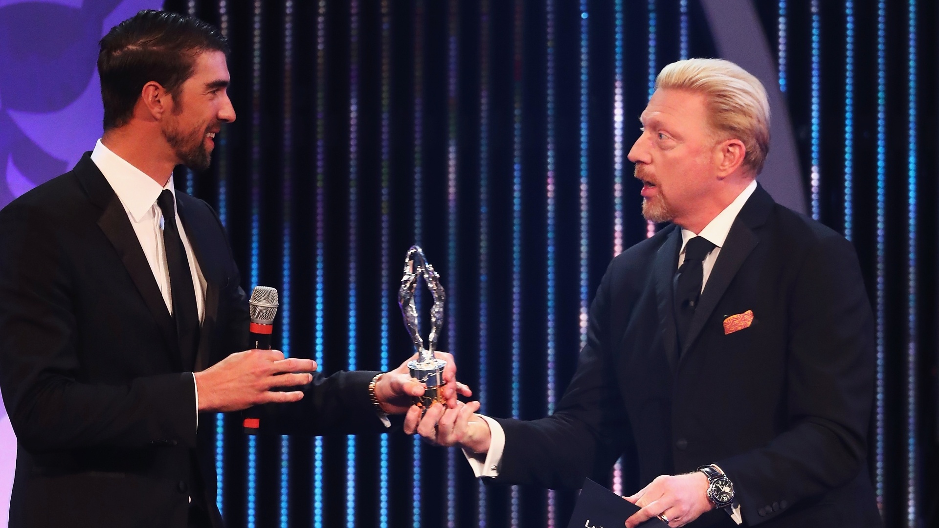 Michael Phelps recebe das mãos de Boris Becker o prêmio de 