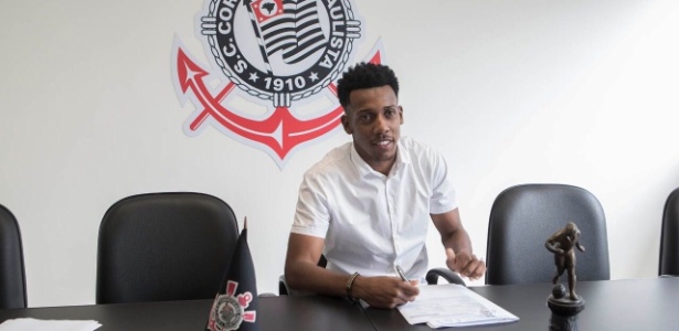 Moisés assinou contrato por mais dois anos com o Corinthians - Daniel Augusto Jr/Agência Corinthians